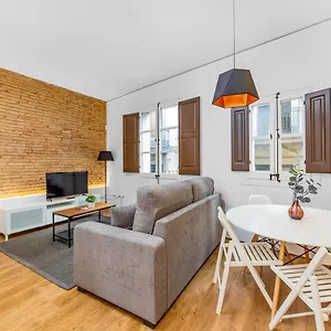 amazing-apartment-by-ramblas-with-inner-terrace.catalonia-hotels.com/